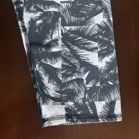 Fabletics Define Mid Rise Crop Legging Womens Sz Medium Black White Malibu Print - Picture 6 of 9
